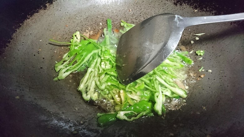 胡萝卜炒肉丝,炒好的肉丝出锅备用，锅中剩余油脂炒青椒丝并食盐调味