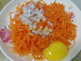 炸胡萝卜丸子,打入一个鸡蛋，搅拌均匀。