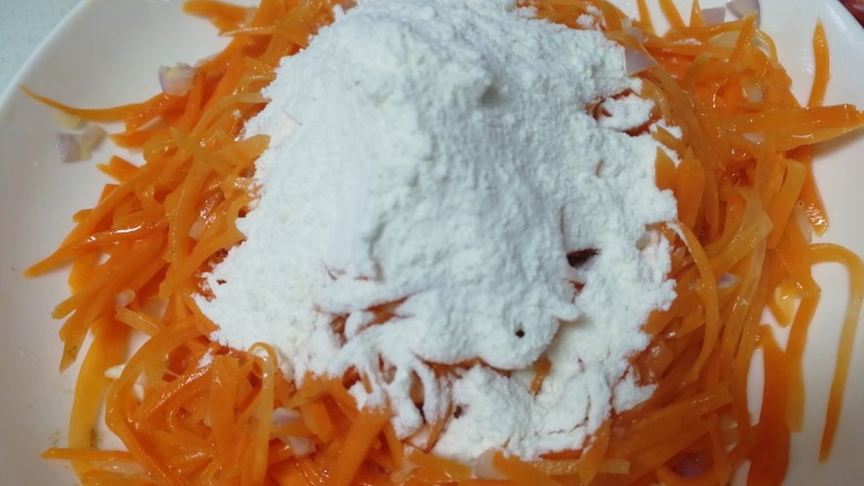炸胡萝卜丸子,放入大半碗面粉。