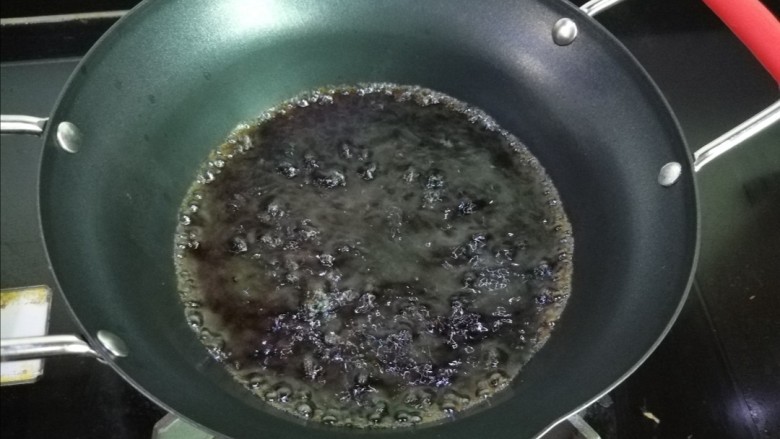 豆根糖,把红糖放入锅中，加150克水煮开溶化