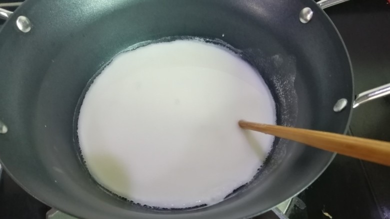 豆根糖,然后把面粉倒入锅中，加入150克的水，搅拌均匀，化开后加热