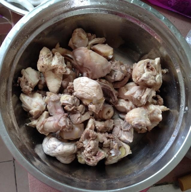 椰子炖鸡,鸡块变色后捞出，用凉水冲干净备用
