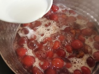 樱桃派,将淀粉放入小碗里，加入一汤勺水混合均匀，将淀粉水分次倒入樱桃里，直至樱桃馅变浓稠。