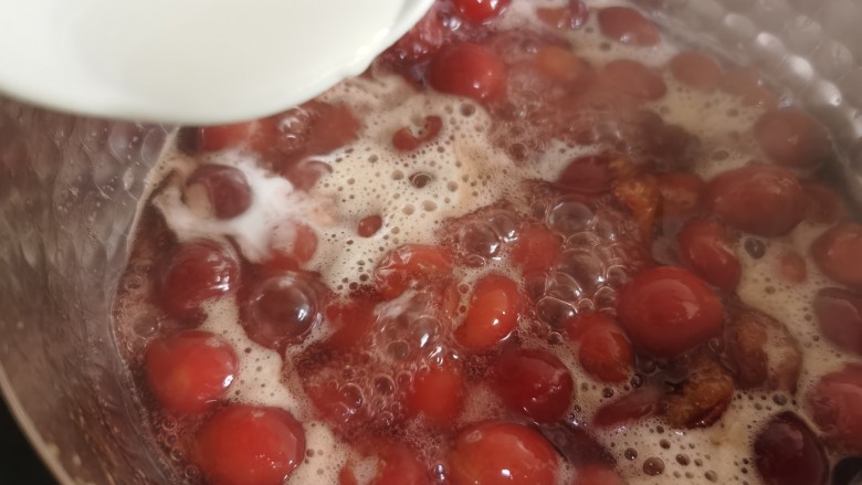 樱桃派,将淀粉放入小碗里，加入一汤勺水混合均匀，将淀粉水分次倒入樱桃里，直至樱桃馅变浓稠。
