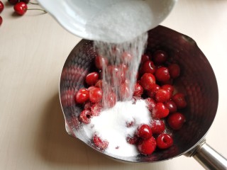 樱桃派,樱桃里加入白糖。