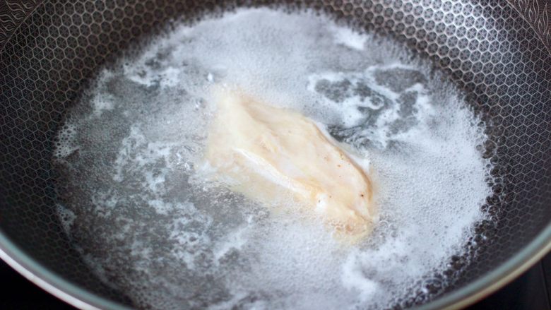 风味酸黄瓜鸡肉热压三明治,锅中倒入适量的清水，把即食鸡胸肉放到锅里加热一下。