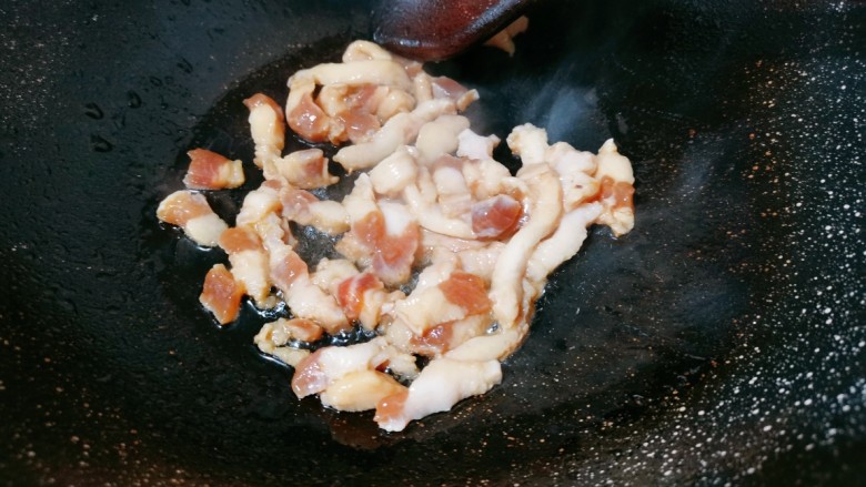 胡萝卜炒肉丝,热锅，倒入少许食用油，先把五花肉放下去爆炒