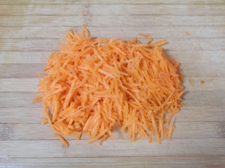 炸胡萝卜丸子,胡萝卜洗干净擦成细丝。