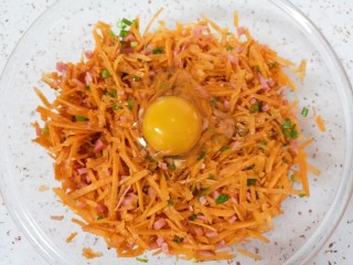 炸胡萝卜丸子,打入一个鸡蛋搅拌均匀。