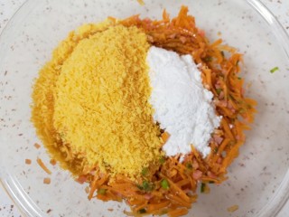 炸胡萝卜丸子,加入面包糠、玉米淀粉、油条粉（可以用面粉代替）和香油。