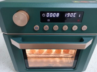 炸胡萝卜丸子,选择炸烤箱的“空气炸”功能。