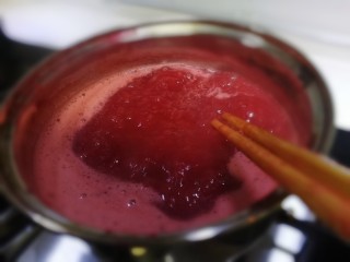 野樱桃酱,不停搅动，果汁粘稠挂锅壁挂勺即可。