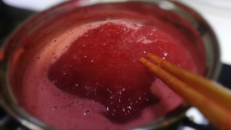 野樱桃酱,不停搅动，果汁粘稠挂锅壁挂勺即可。