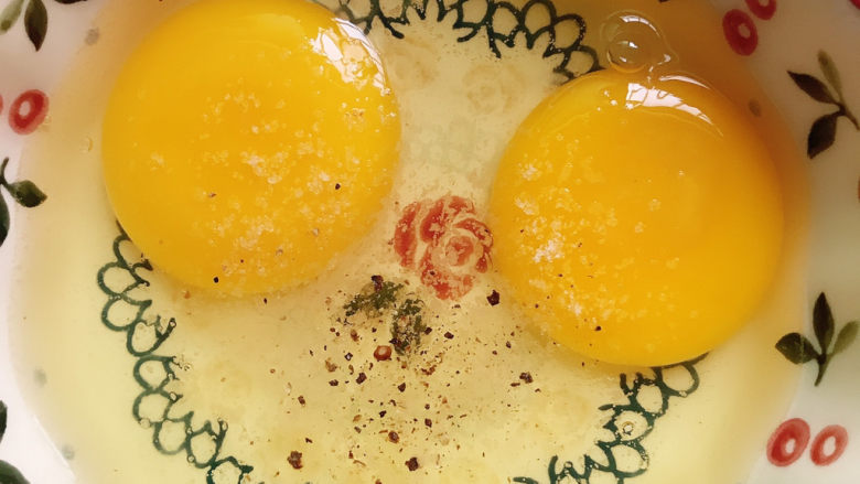 虾仁豇豆蒸蛋,鸡蛋中放盐和黑胡椒粉