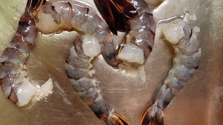 虾仁豇豆蒸蛋,剥壳，尾巴的壳可以留下