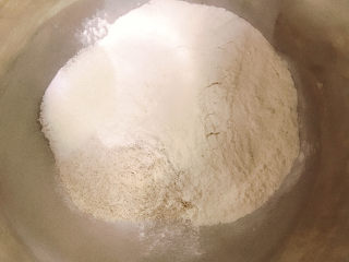 黑芝麻全麦吐司,将全麦粉、高粉、白糖、盐放入搅拌桶中