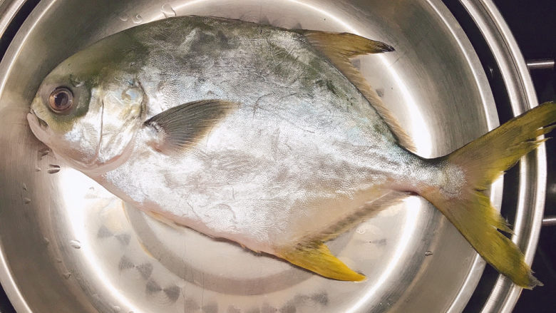 清蒸王特鲳鱼,蒸锅中水烧开后放入王特鲳鱼。