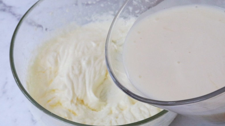 奥利奥樱木口味慕斯蛋糕,再将拌匀的酸奶倒入淡奶油中，再次搅拌均匀