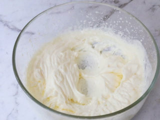 奥利奥樱木口味慕斯蛋糕,紧接着将淡奶油从冰箱中取出，倒入容器中，加入白糖，用电动打蛋器打发，打至明显有纹路还能流动的状态即可，如图所示