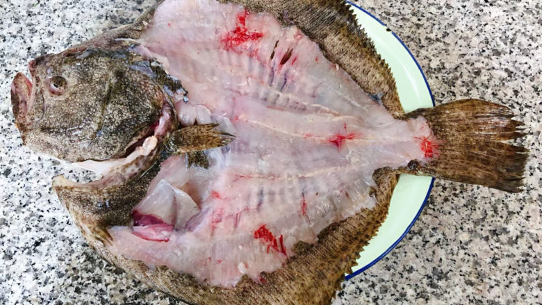 炸鱼块,片好鱼肉净剩一天完整的鱼身