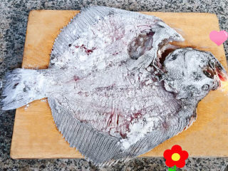 炸鱼块,鱼身反正面轻轻的拍上一层薄薄的干粉