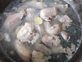 姜母鸭,煮至沸腾出沫