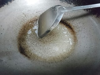 丝瓜蛋汤,热锅入油炒香