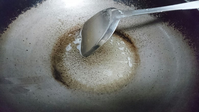 丝瓜蛋汤,热锅入油炒香