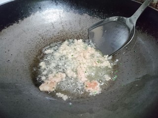 丝瓜蛋汤,将肉末炒香出油脂