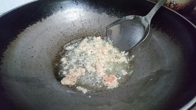 丝瓜蛋汤,将肉末炒香出油脂