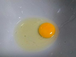 丝瓜蛋汤,空碗打入鸡蛋