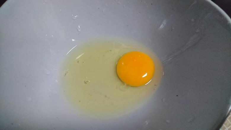 丝瓜蛋汤,空碗打入鸡蛋