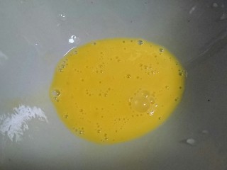 丝瓜蛋汤,用筷子将鸡蛋均匀打散