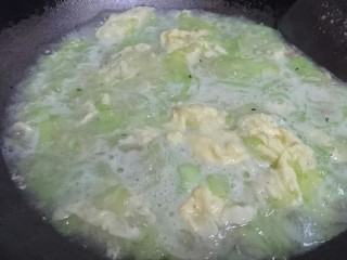 丝瓜蛋汤,待丝瓜汤煮沸打入鸡蛋液