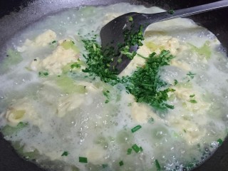 丝瓜蛋汤,撒入韭菜碎添香