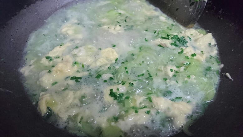 丝瓜蛋汤,最后食盐调味关火出锅