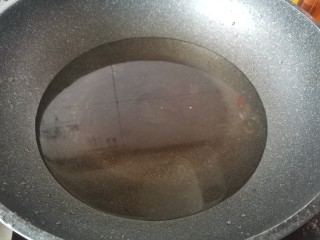 丝瓜蛋汤,做好准备工作以后锅里倒入一大碗清水。