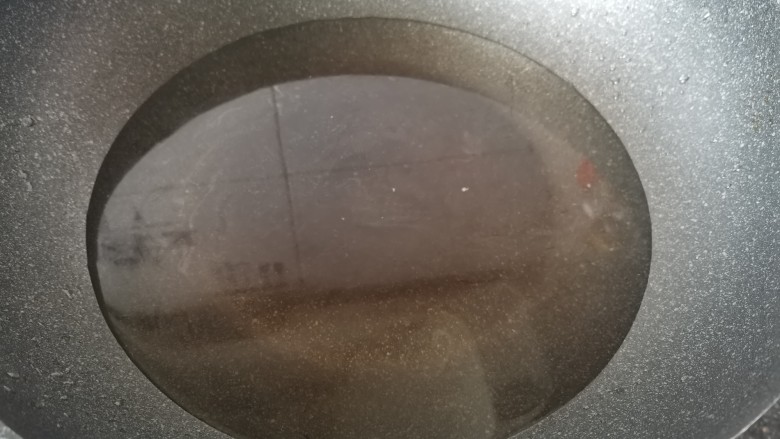 丝瓜蛋汤,做好准备工作以后锅里倒入一大碗清水。