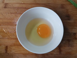 丝瓜蛋汤,鸡蛋一个磕入碗中喜欢吃鸡蛋的可以再多加1个。
