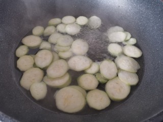 丝瓜蛋汤,水开以后放入切好的丝瓜片。