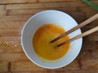 丝瓜蛋汤,用筷子打散。
