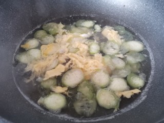 丝瓜蛋汤,用勺子轻轻推动一下，不要让蛋液粘到锅底上。