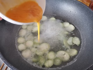 丝瓜蛋汤,锅里保持小火微沸的状态，把打散的鸡蛋液慢慢的倒入锅中。