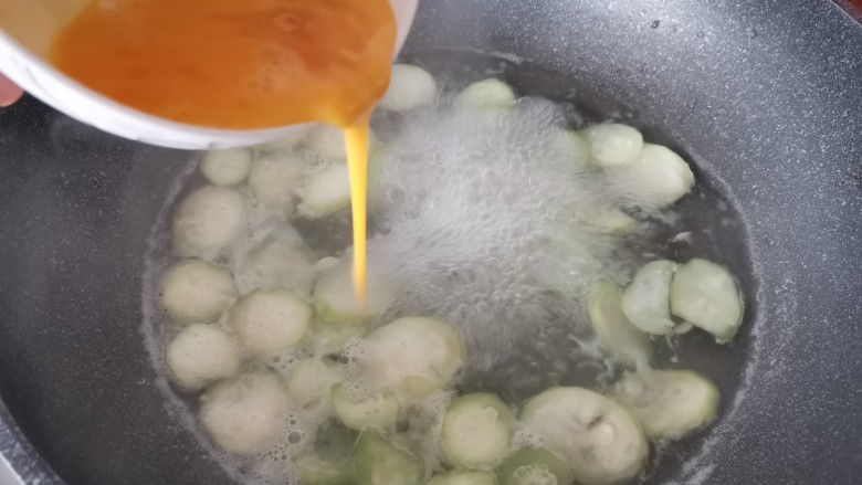 丝瓜蛋汤,锅里保持小火微沸的状态，把打散的鸡蛋液慢慢的倒入锅中。