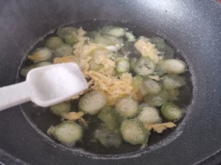 丝瓜蛋汤,加入一勺盐调味。