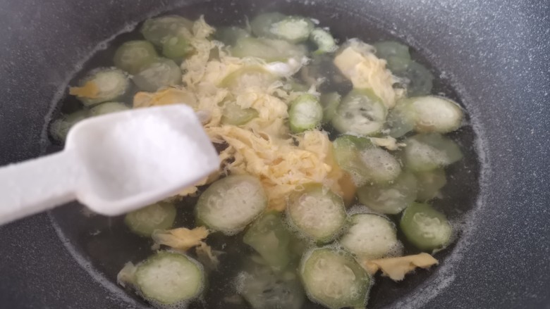 丝瓜蛋汤,加入一勺盐调味。