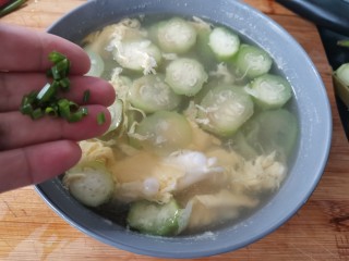 丝瓜蛋汤,切，好的葱花撒摘丝瓜蛋汤上做点缀。这样既有葱香味，能增加食欲也好看。