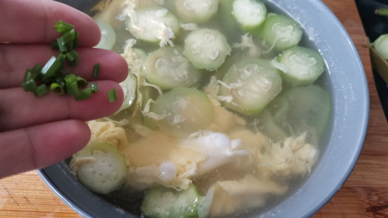丝瓜蛋汤,切，好的葱花撒摘丝瓜蛋汤上做点缀。这样既有葱香味，能增加食欲也好看。