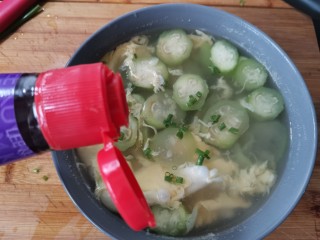 丝瓜蛋汤,最后淋上一勺香油提味增香。