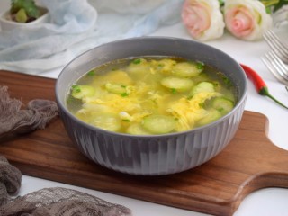 丝瓜蛋汤,这样我们的丝瓜蛋汤就做好了。丝瓜软熟，石花爽嫩，也适合老人孩子食用。